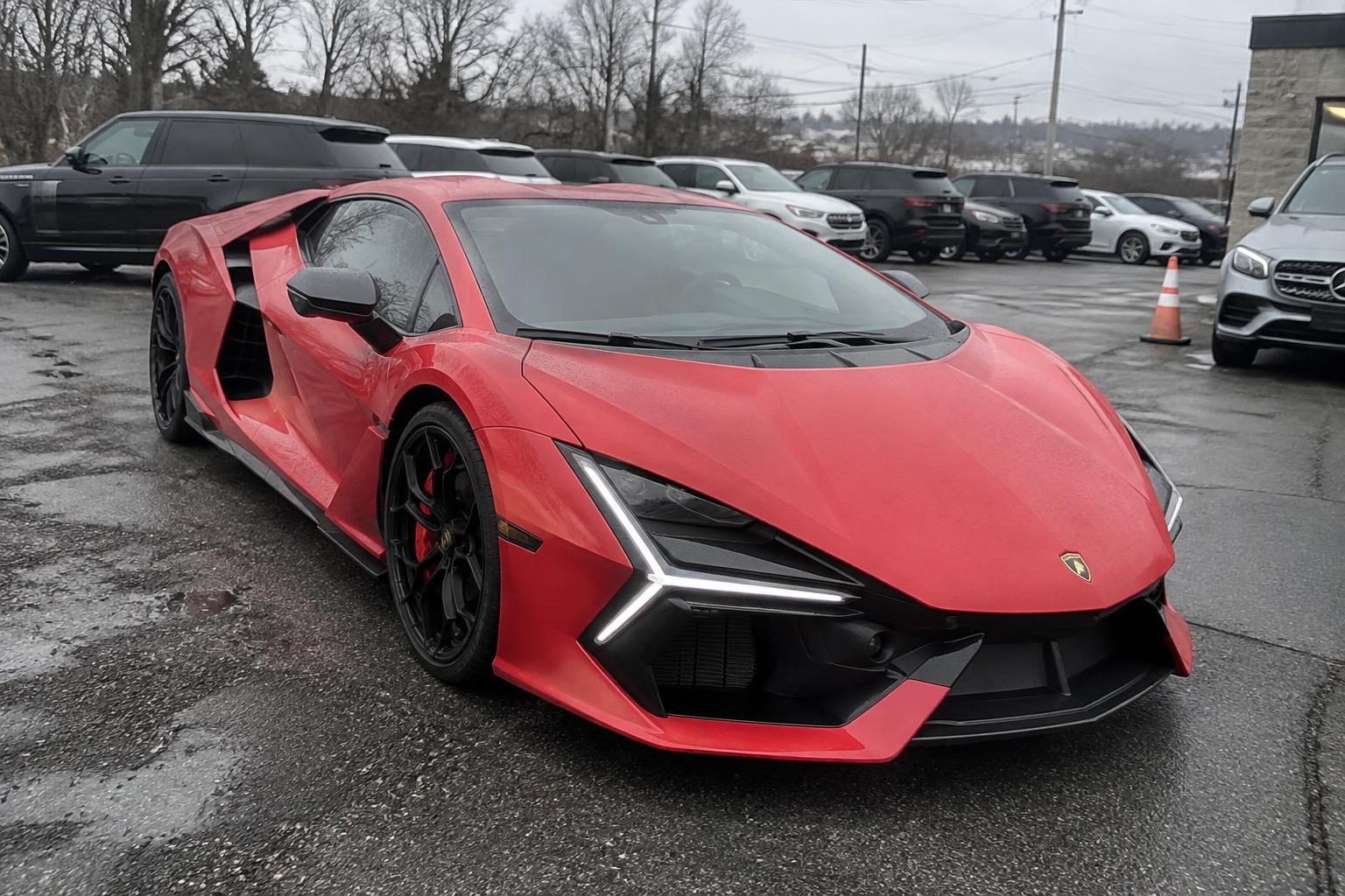 Lamborghini Revuelto fotografata col telefono nel piazzale